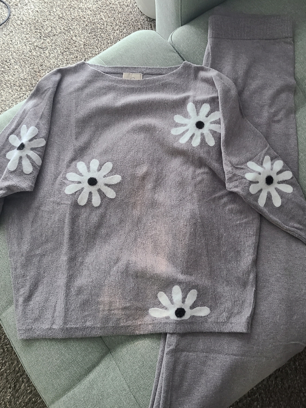 Sioni Gray Knit Set with White Daisy Motifs